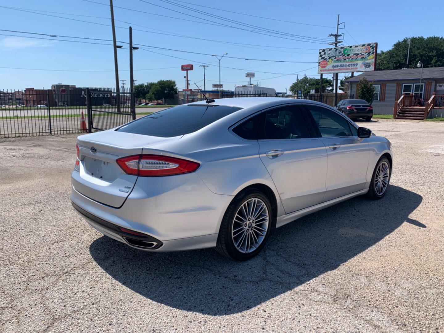 2013 Silver /Black Ford Fusion SE (3FA6P0H99DR) with an 2.0L L4 DOHC 16V engine, AUTOMATIC transmission, located at 1830 North Belt Line Road, Irving, TX, 75061, (469) 524-0199, 32.834373, -96.993584 - Photo#5